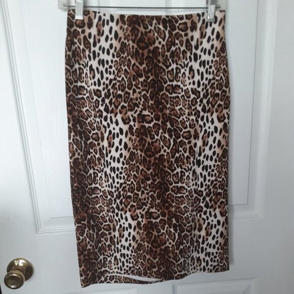 White House Black Market 2 piece size 4 skirt size small top.